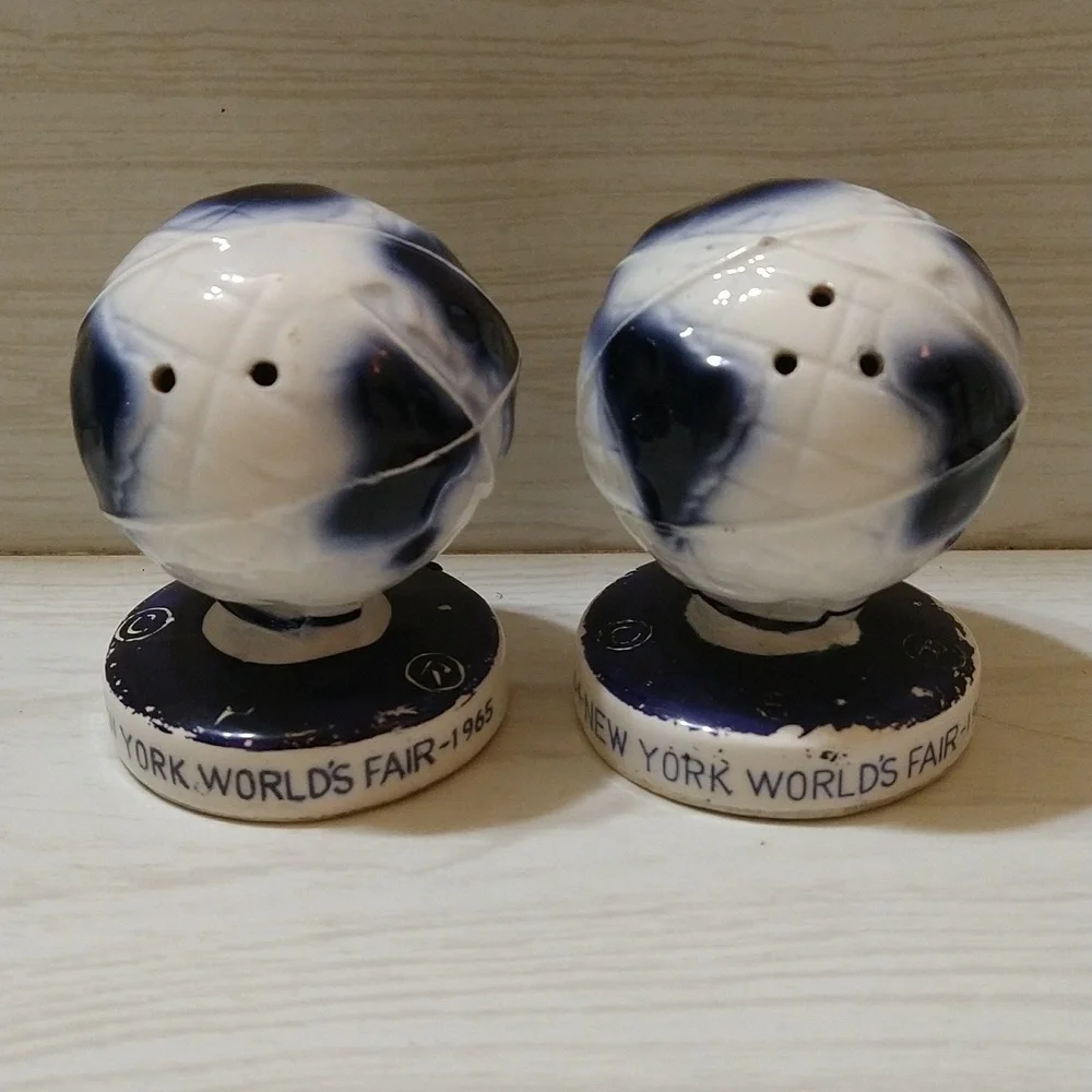 Vintage 1964-1965 New York World Fair Salt & Pepper Shakers With Stoppers